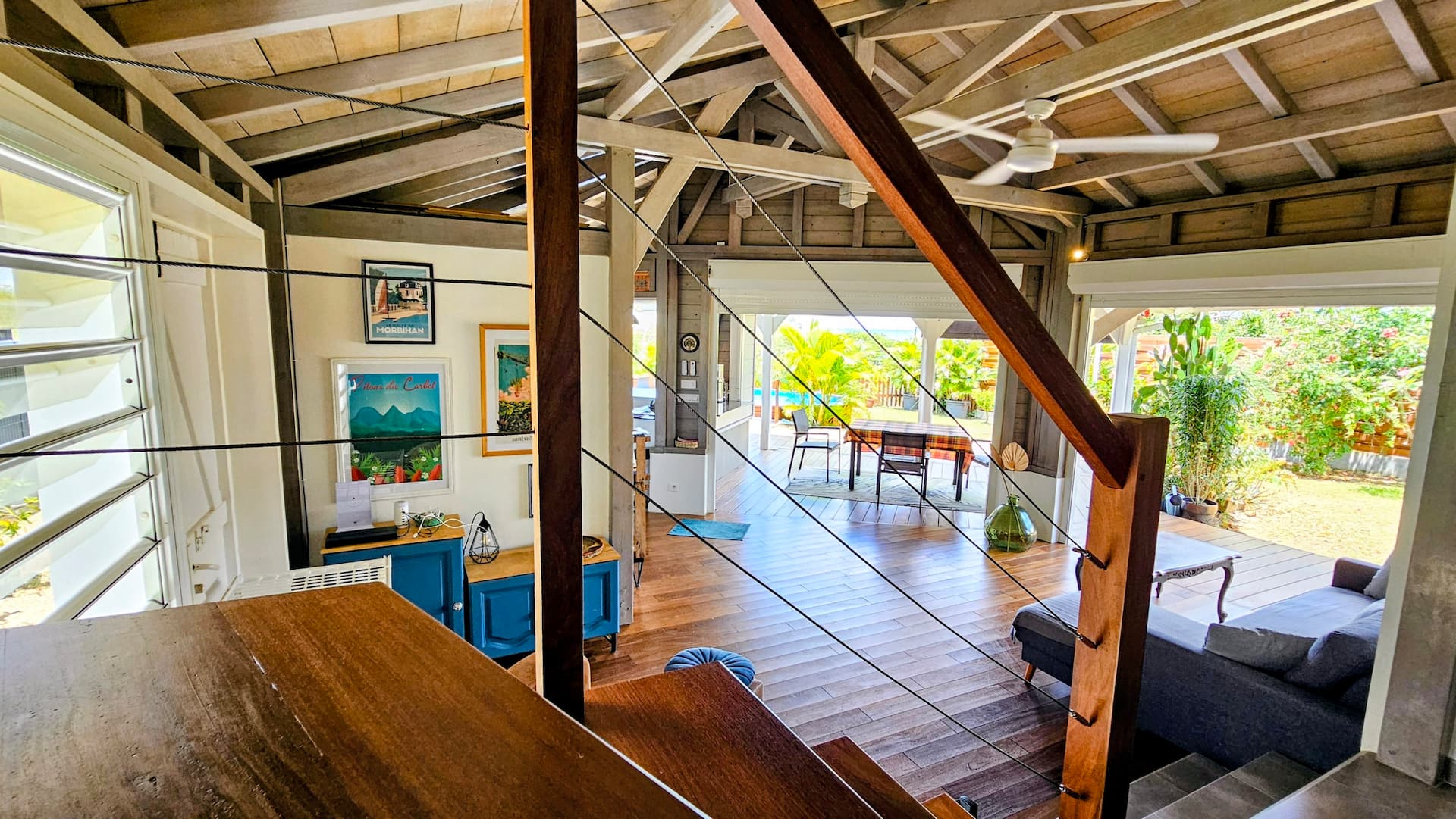 La pièce de vie sous charpente, vue depuis la mezzanine