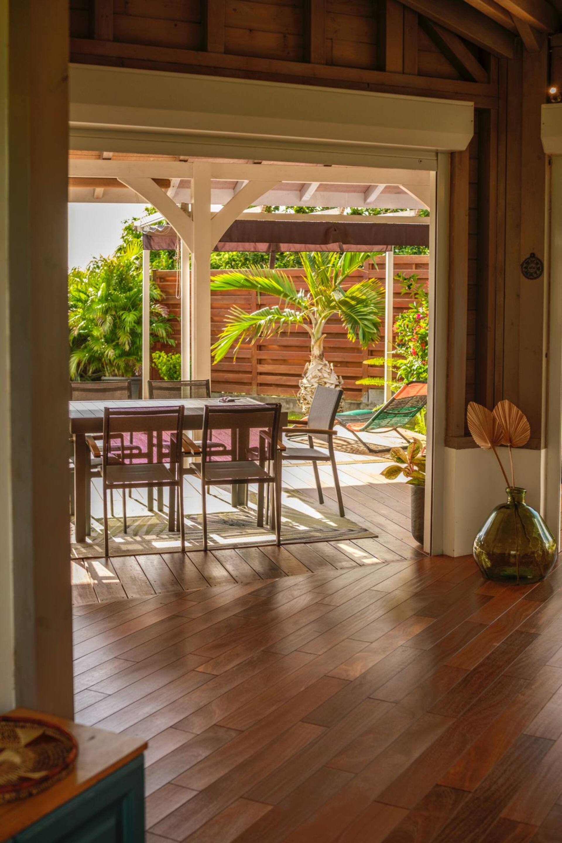 La table sur la terrasse couverte