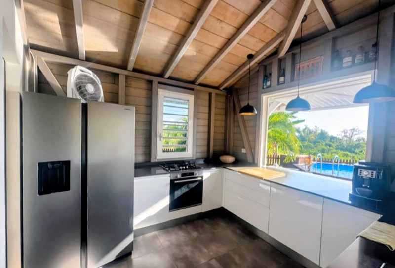 La cuisine américaine et sa vue sur la piscine