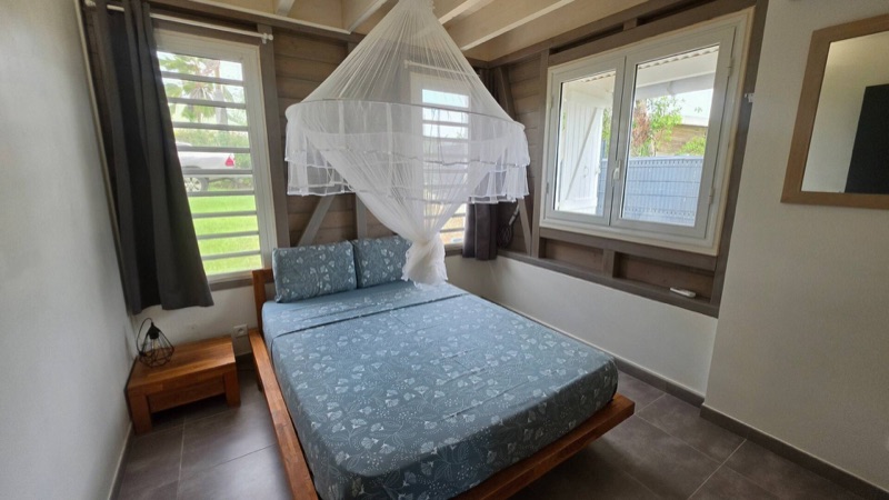 Chambre avec moustiquaire, au rez-de-chaussée