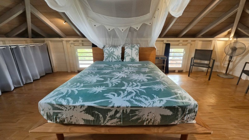 La suite parentale et son grand lit, en mezzanine