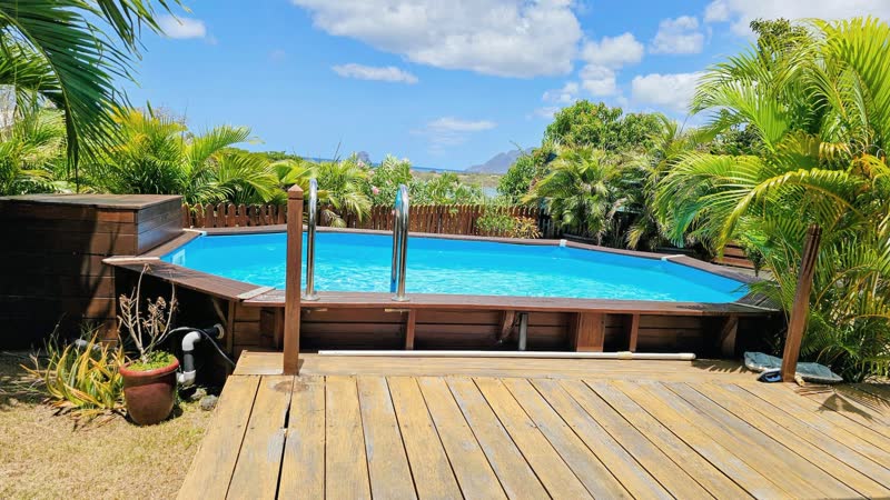 La piscine au milieu du jardin tropical