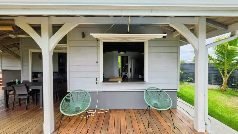 La terrasse couverte et ses fauteuils